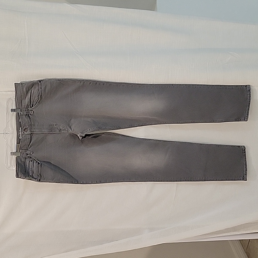 Men's Gray Jean Thin thigh and leg at the hip. Slim cenido